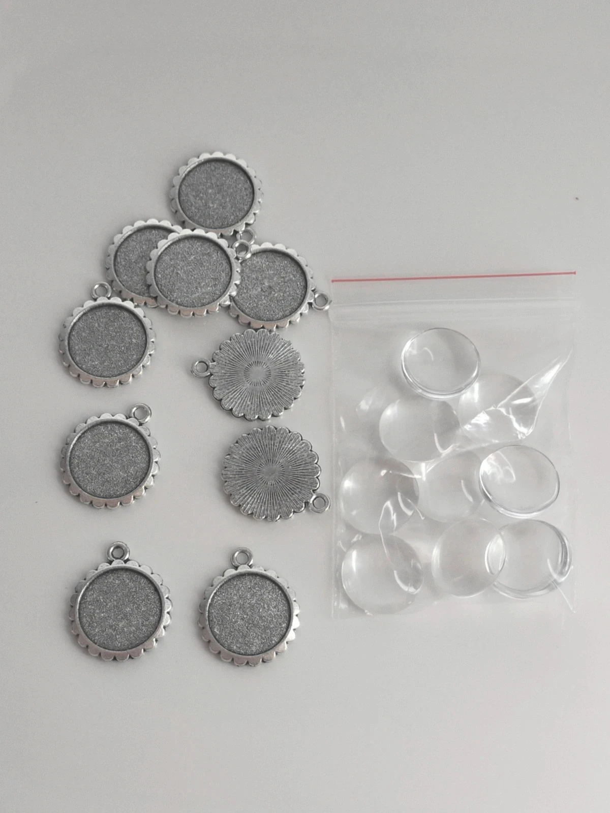 10 kits supports argentés 16mm + 10 cabochons 16mm en verre Lot n°6779